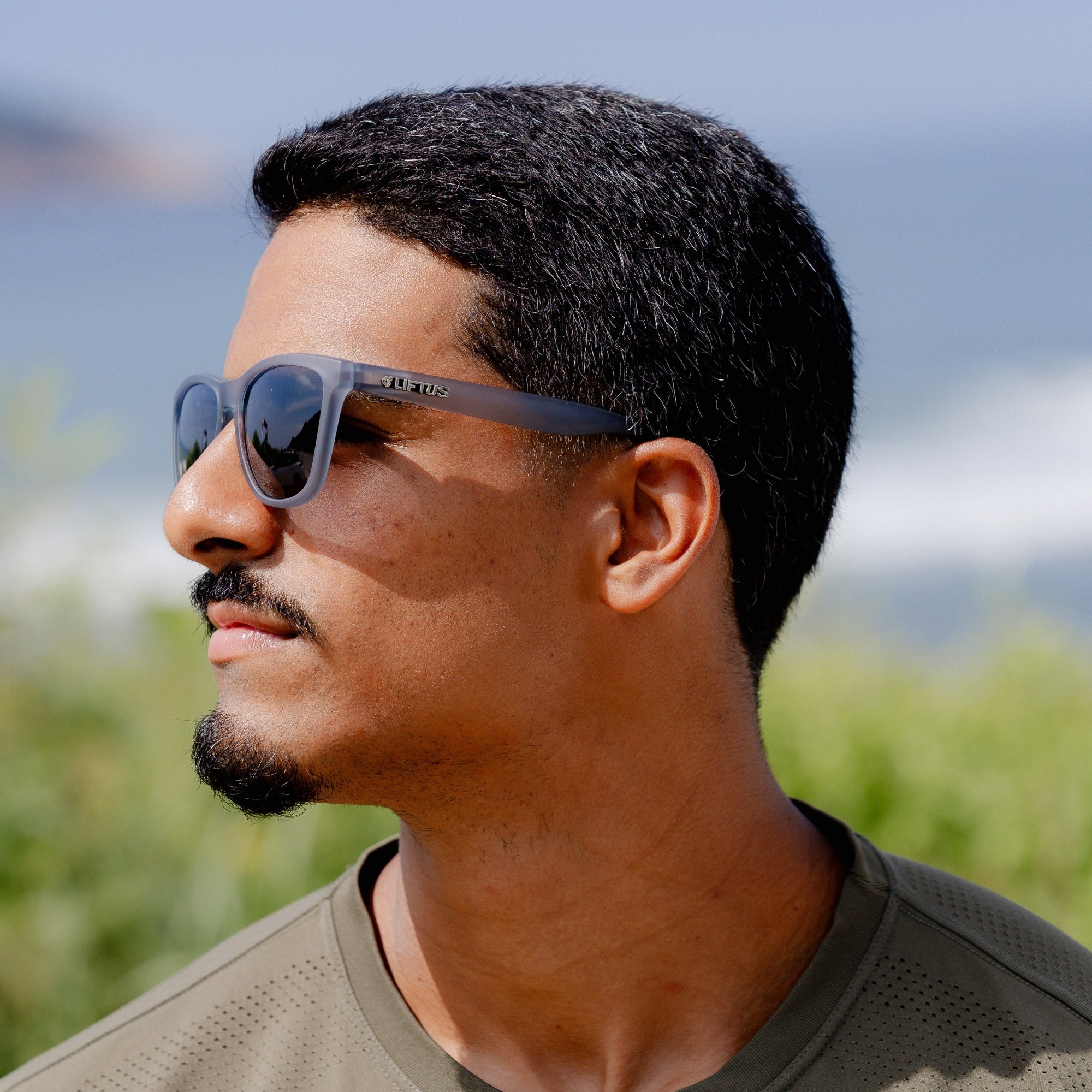 Óculos de Sol Casual Liftus Essential - Preto | Cinza Transparente